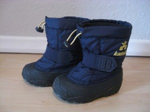 Getragene blaue Kinderstiefel der Kinderschuhmarke Kamik